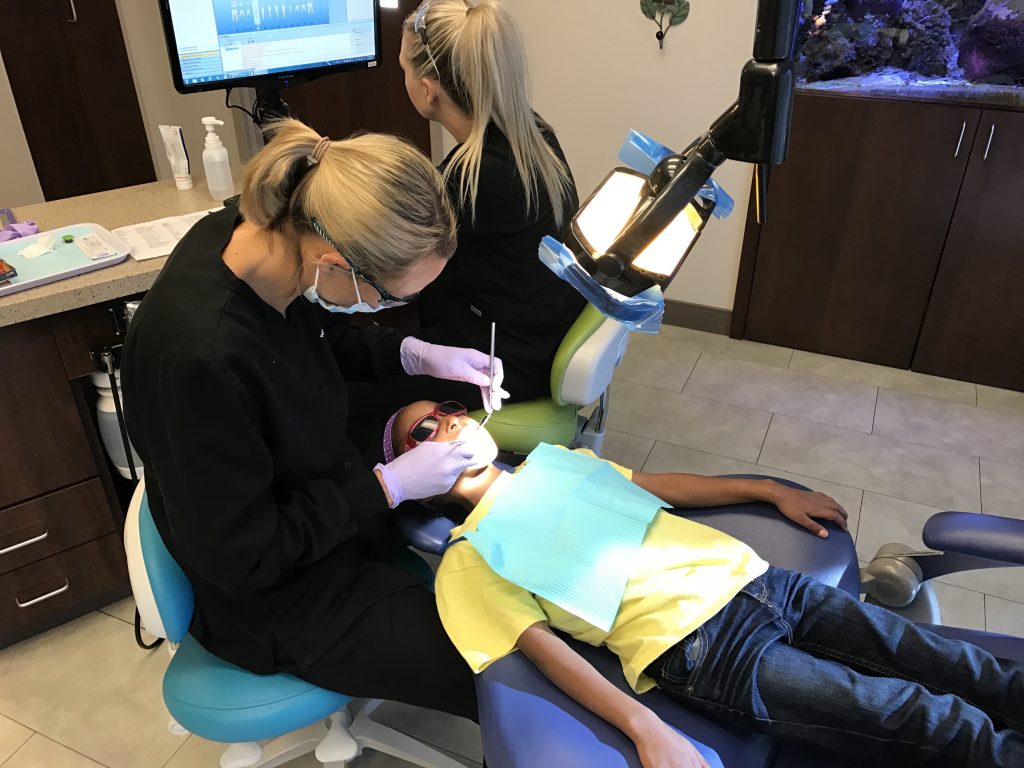 dr-jill-doing-her-first-dental-checks-on-the-children_29862103843_o